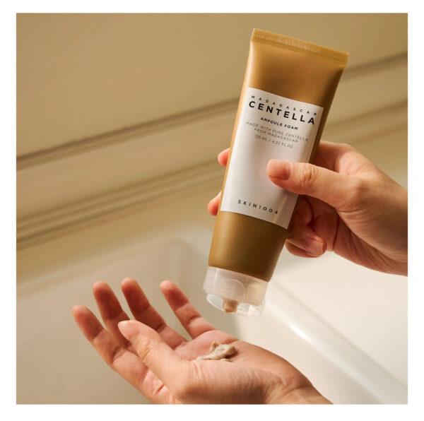 SKIN1004 Madagascar - Espuma de ampolla Centella de 4.22 onzas líquidas (4.2 fl oz), limpiador de espuma de bajo pH | Tensioactivo de coco en polvo natural - Imagen 2